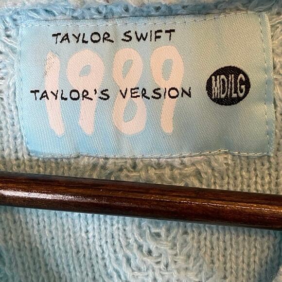 Taylor Swift Light Blue Cable Knit Cardigan - Picture 5 of 5
